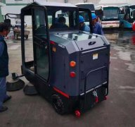 人工清掃效率低？用電動(dòng)掃地車