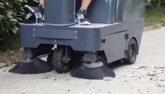 地面落葉交給電動(dòng)掃地車